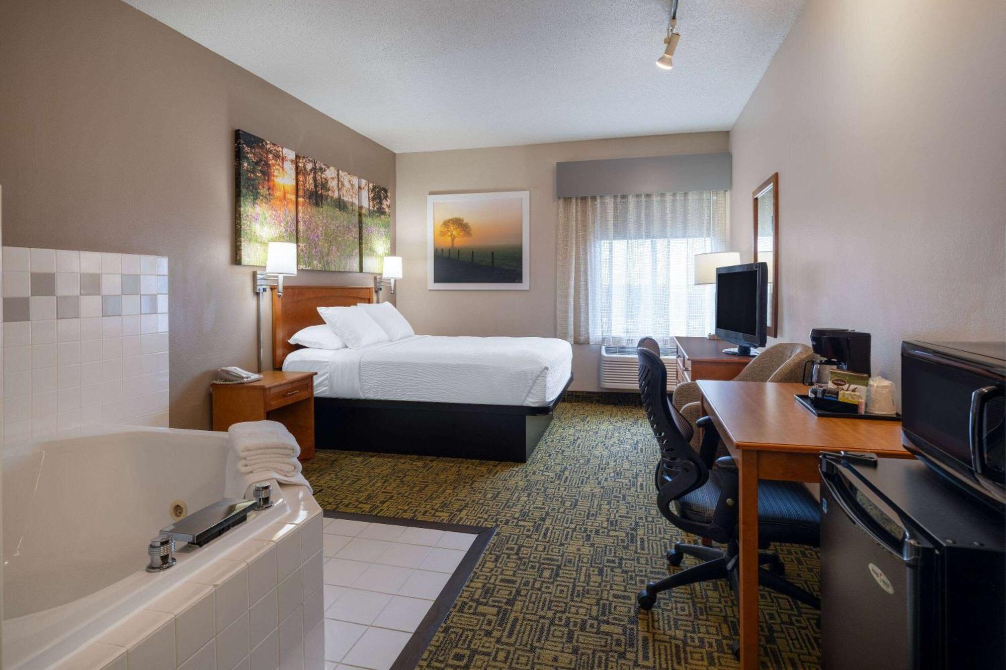 Days Inn & Suites By Wyndham Madison Extérieur photo