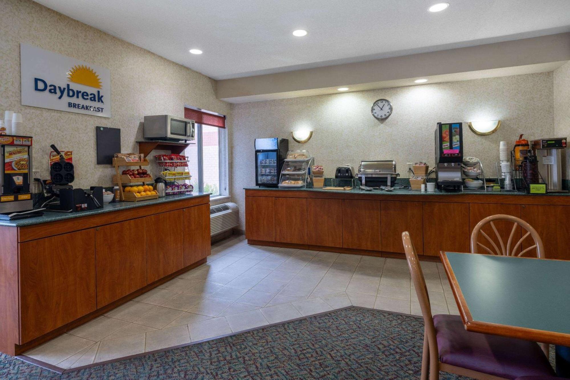 Days Inn & Suites By Wyndham Madison Extérieur photo