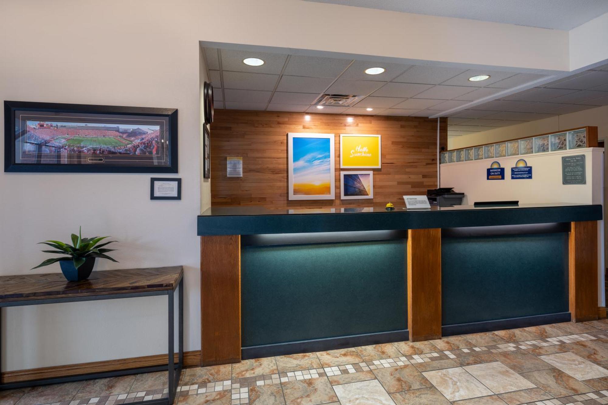 Days Inn & Suites By Wyndham Madison Extérieur photo